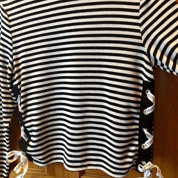 NEW DIVIDED LIGHTWEIGHT CRISS-CROSS TIE SWEATER M - Picture 3 of 11